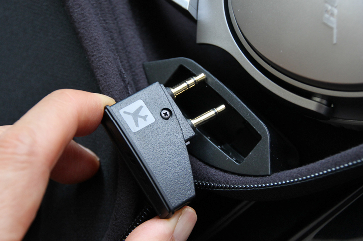 機内用のデュアルプラグアダプター。キャリングケースの隅に、その収納スペースが確保されている。