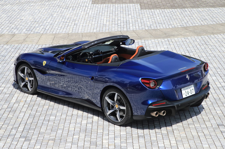 リトラクタブルハードトップを開けた様子。「ポルトフィーノM」のボディーサイズは全長×全幅×全高＝4594×1938×1318mm、ホイールベースは2670mm。