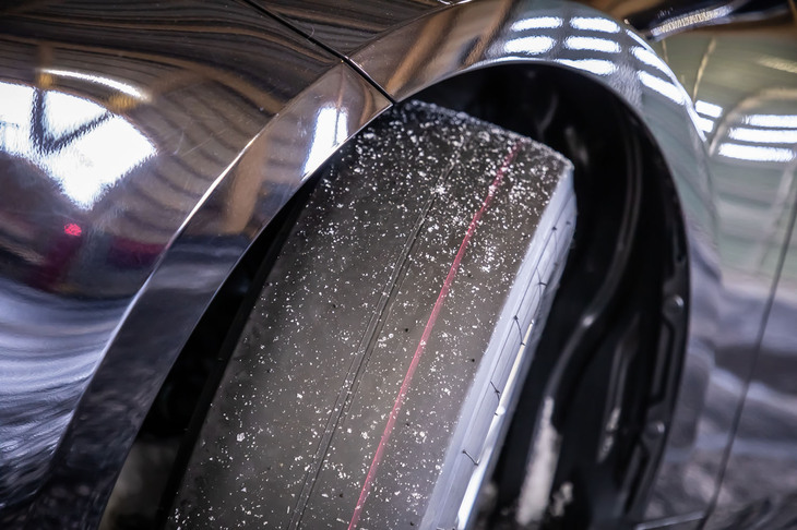 「アイスガード7」用のコンパウンド性能と接地面拡大の有効性を確かめるために用意されたスリックタイヤ。溝がまったく掘られていないため、氷上と雪上において「ウルトラ吸水ゴム」の純粋な実力を知ることができた。