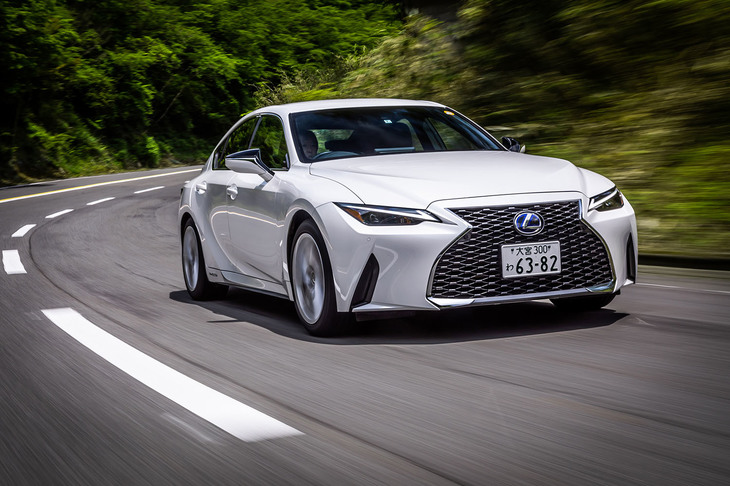ワインディングロードを行く「イーグルF1アシメトリック5」装着の「レクサスIS300h」。コーナーが連続するようなルートでも、リラックスしたまま軽快なハンドリングを楽しむことができた。