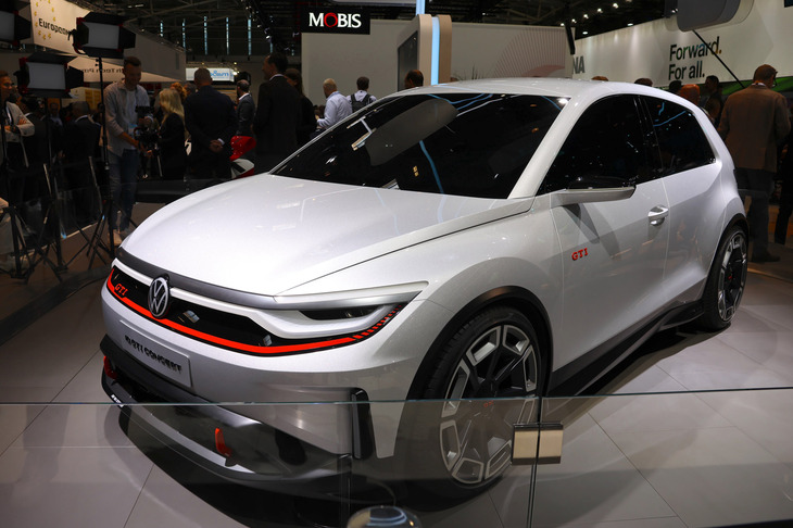 「フォルクスワーゲンID. GTIコンセプト」。発売は2026年の予定。BEVの時代ゆえ、もはや“GTI”の“I”はインジェクションではなく、インテリジェンスを意味するという。