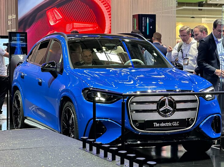 新型「メルセデス・ベンツGLC」は、全仕様がBEV。新意匠のフロントグリルを採用した。