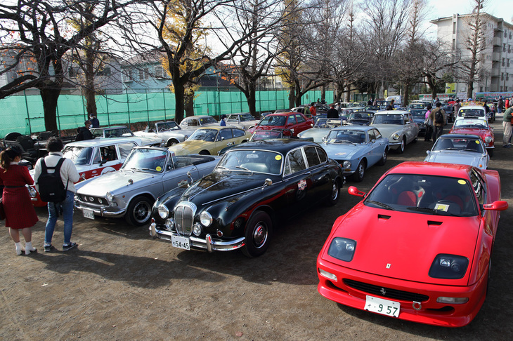 フィニッシュ後、谷保第三公園に並んだ参加車両。最前列右端は「フェラーリF512M」。1994年に登場した、「テスタロッサ」系の最終発展型。