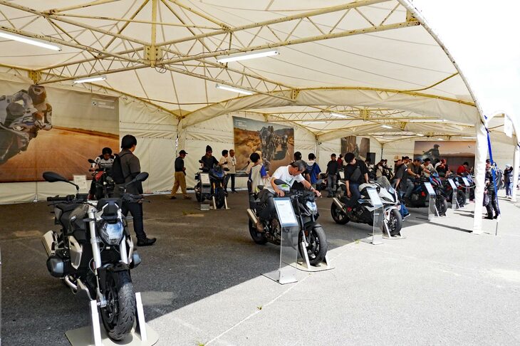 BMWモトラッドの最新モデルの展示エリア。皆思い思いに、気になるバイクにまたがったり、写真を撮ったりしていた。