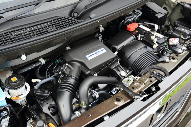 パワープラントも従来モデルから大きく改良されており、ターボエンジン（写真）にはターボの過給圧を任意に調整できる電動式ウェイストゲートが、自然吸気エンジンには既存の可変バルブタイミング機構に加え、バルブの開閉タイミングとリフト量の両方を制御できるVTEC（吸気側）が新たに採用された。