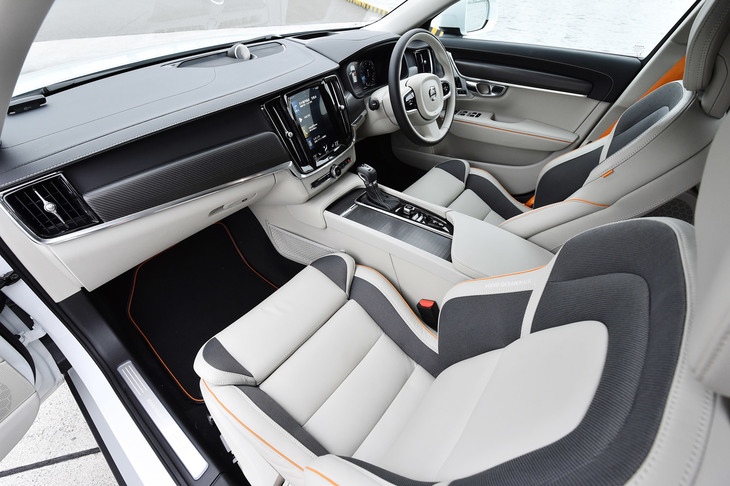 白／グレー／オレンジ／カーボンでコーディネートされたインテリア。