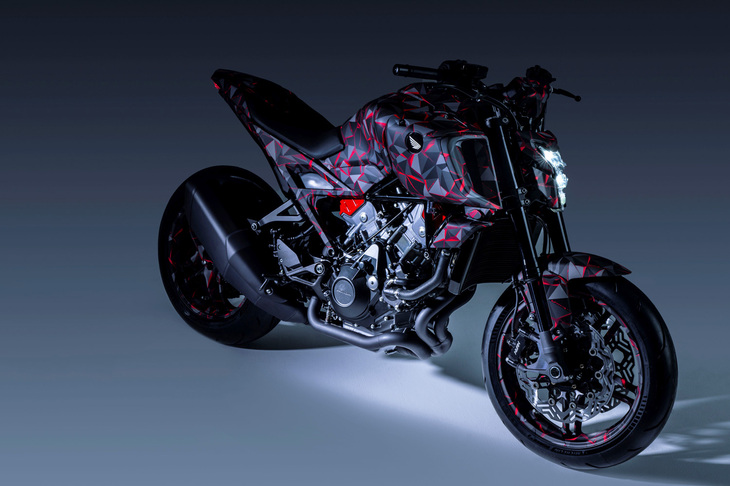 「EICMA 2025」で発表された「ホンダV3R 900 Eコンプレッサー プロトタイプ」。排気量900ccのV型3気筒エンジンに電動過給機を備えている。