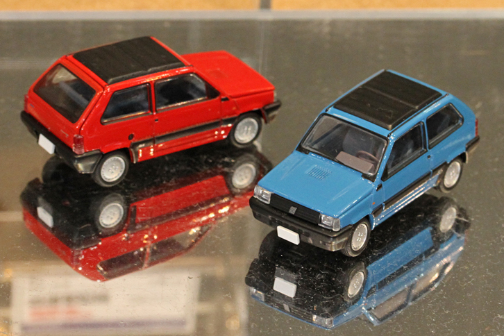 1/64スケールのトミカリミテッドヴィンテージネオの新製品である「フィアット・パンダCLX」。初代パンダの後期型で、ほかに「1000CL」や「ポリスカー」などのバリエーションも並べられていた。2016年10月発売予定で、価格は2400円。（価格表示は税別。以下同じ）