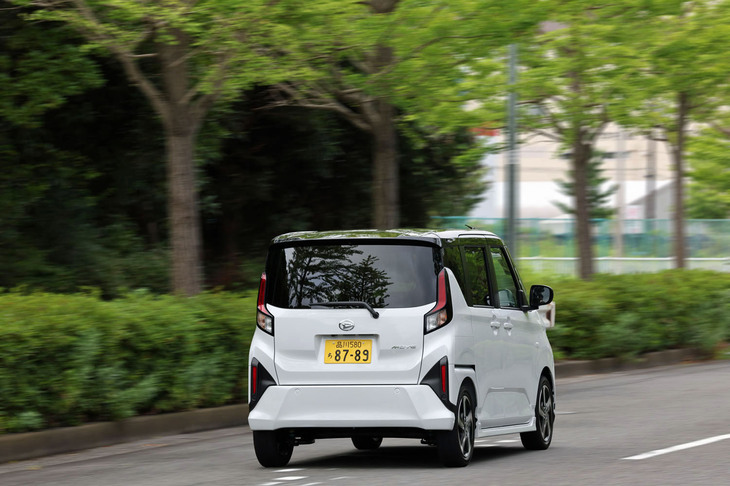 かつて軽自動車にはヒョコヒョコとした動きに悩まされるというイメージがあったが、新型「ムーヴ」の乗り心地は良好。高速道路に入っても、流れに乗って軽快に走ることができる。