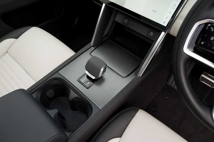 操作系の刷新に伴い、センターコンソールもすっきりとした意匠に。センタークラスター（？）下部の収納スペースもサイズアップしている。