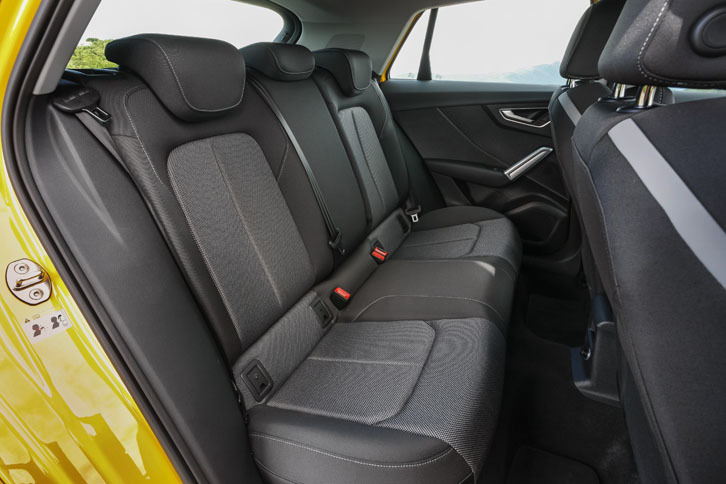 後部座席の乗車定員は3人。大人がゆったりと過ごせるだけのスペースが確保されている。