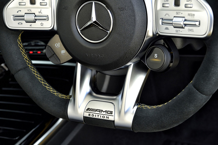 ステアリングホイールに備わる「AMGダイナミックセレクト」のモード切り替え用スイッチ（右）と、事前に設定したサスペンションやESP、エキゾーストサウンドなどの切り替え用スイッチ（左）。