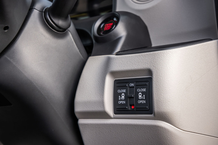 「N-BOX」のスタンダードモデルでは、リア左側のパワースライドドアが標準装備で、同右側は運転席＆助手席シートヒーター、シートバックテーブル、オートリトラミラーなどとセットの有償オプションアイテムとなる。