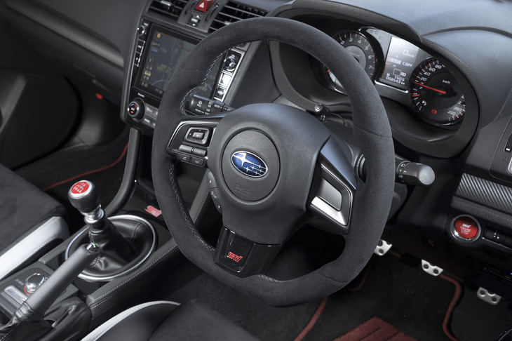 リムがスエード調素材で覆われた専用ステアリングホイール。「WRX STI」には、最近の乗用車では珍しく油圧のパワーステアリングが採用されていた。