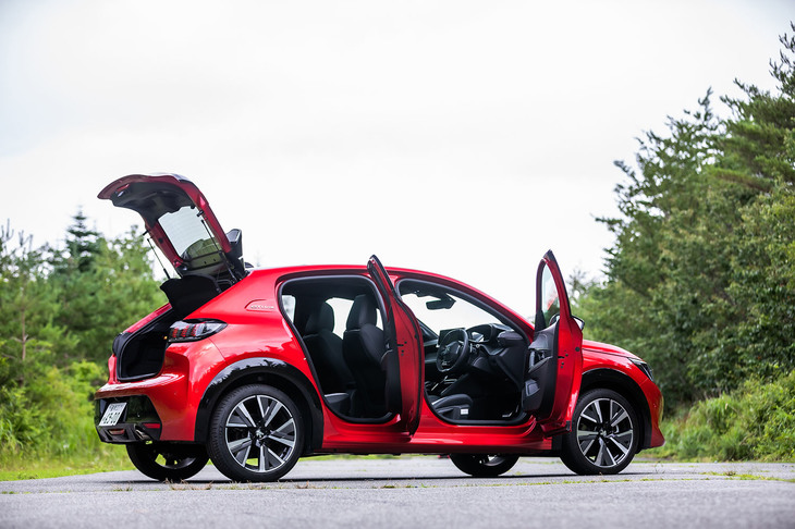 いわゆるBセグメントに位置づけられる5ドアハッチバックの「208」。今回試乗した「GTライン」のボディーサイズは、全長×全幅×全高＝4095×1745×1445mm、ホイールベース＝2540mm。パノラミックガラスルーフ装着車の車重は1180kgと発表されている。