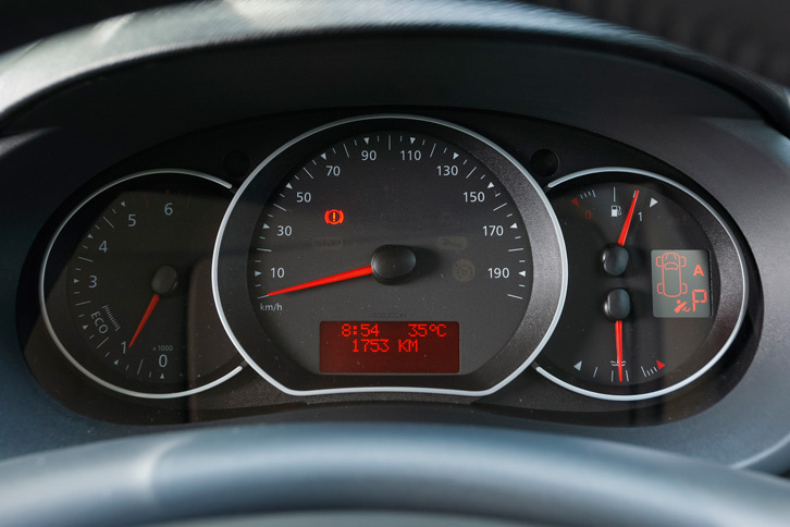 メーターは3眼式。エンジン回転計のレッドゾーンは、5000rpmからとなっている。