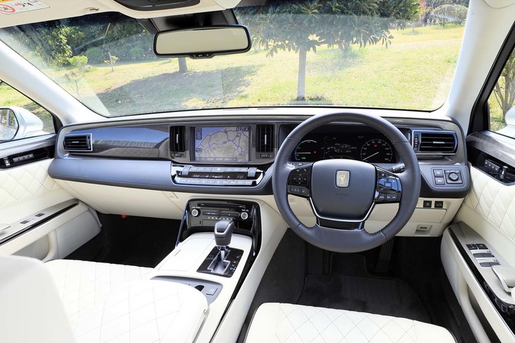 ダッシュボードまわりのつくりは基本的にベース車と同じ。ショーファーの仕事場ゆえに華美な装飾は施されない。