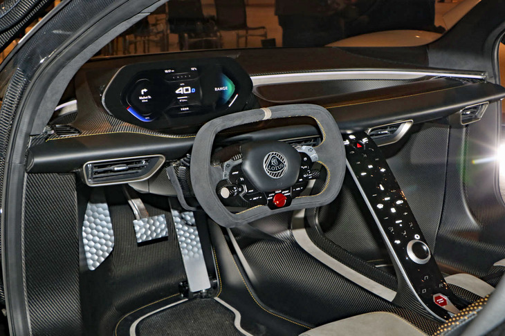 フローティングタイプのダッシュボードやセンターコンソールが目を引くインテリア。最新のインフォテインメントシステムを搭載するなど、快適性にも配慮がなされている。