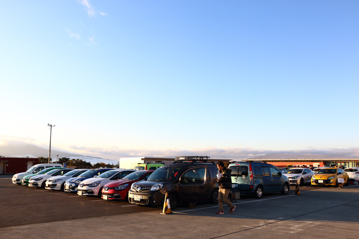 サーキット走行を行うルノー車の入場は午前5時半から可能だったため、夜明けと共にパドックには多くのルノー車が姿を見せた。