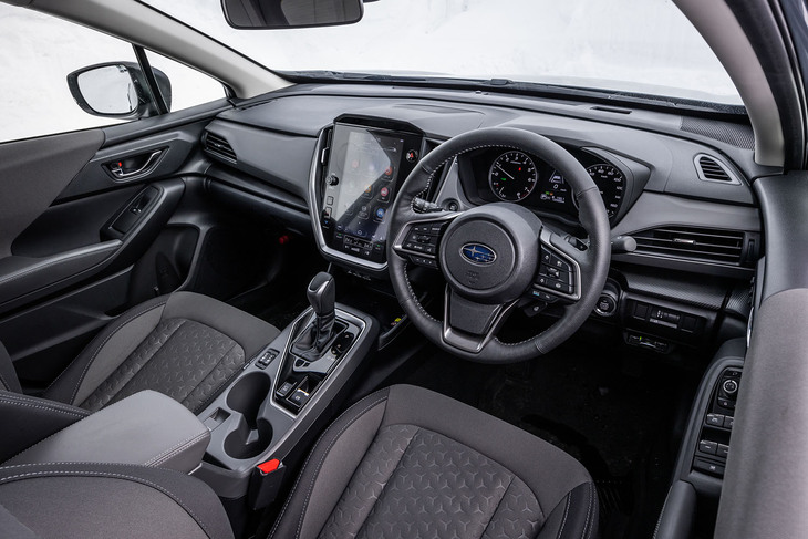 オプションの11.6インチ縦型センターディスプレイを組み込んだ「クロストレック ツーリング」のインストゥルメントパネル。「頭部の揺れの低減」をテーマに疲れにくい走りを追求したというフロントシートの採用も新型クロストレックのトピックだ。