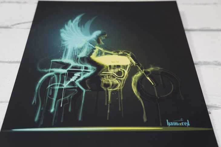 バイクと、それにまたがるライダーを独特のタッチで描くアーティスト、HAMERREDの作品。さまざまなイベントのポスターや、オリジナルグラフィックのアパレルも展開している