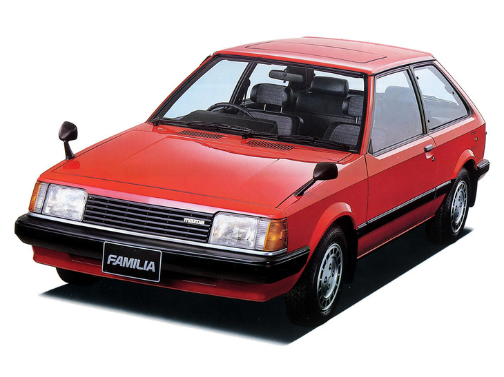 1980年「マツダ・ファミリア」。ほぼ最後発のFFハッチバックとなることを逆手にとって、「世界に通じる第2世代のリーディングFF」をコンセプトに、初代「ゴルフ」を徹底研究して開発されたモデル。「アクセラ」「マツダ3」と車名を変えつつ系譜は続いている。