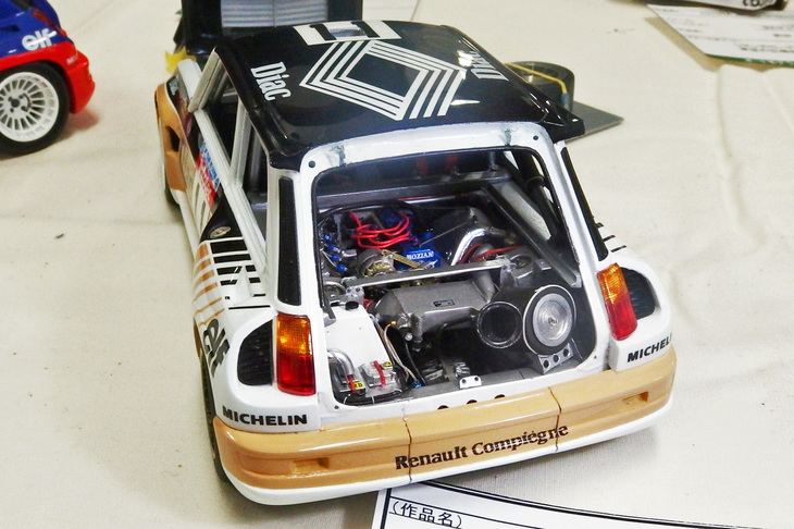 1986年ツール・ド・コルス仕様の「ルノー5ターボ マキシ」。スクーデリアイタリアの1/24レジンキットをベースにしているが、3Dプリンターで作成したパーツを多用したというエンジンルームの表現がすばらしい。だが、製作者によれば未完成とのこと。