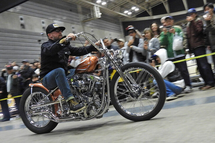 会場の“花道”を通って著名なカスタムカー／カスタムバイクやゲストが登場する「RIDE IN SHOW」の様子。
