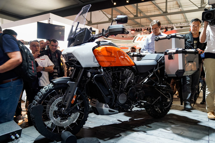 この「PAN AMERICA（パンアメリカ）」も「More Roads to Harley-Davidson」で設定が発表されたモデル。エンジンは「ブロンクス」と同じ水冷60度V型DOHC 4バルブながら、排気量は1250ccにまで拡大されている。クルーザーの雄たるハーレーが、欧州的アドベンチャースタイルを採用し、そこに挑んできたことは非常に興味深い。