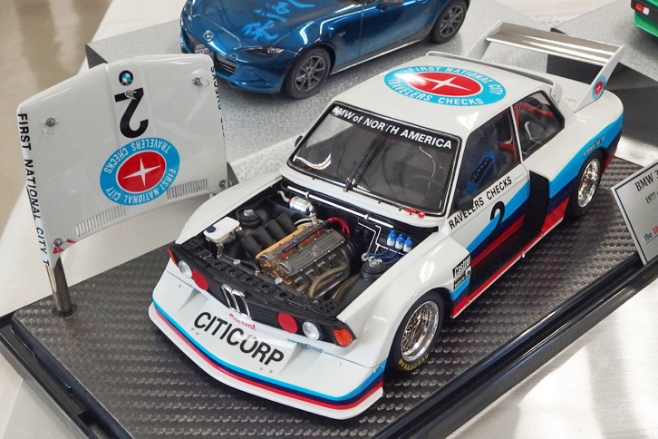 タミヤ製1/24「BMW320i Gr.5」をベースに、エンジンルームや内装を徹底的に作り込んだ作品。シルエットフォーミュラと呼ばれた、1977年のグループ5選手権を戦ったマシンである。