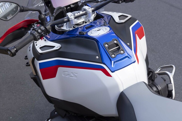 ガソリンタンクの容量は圧巻の30リッター。カタログ燃費は20.4km/リッター（WMTCモード）なので、計算上の航続距離は、実に600km（！）を超える。