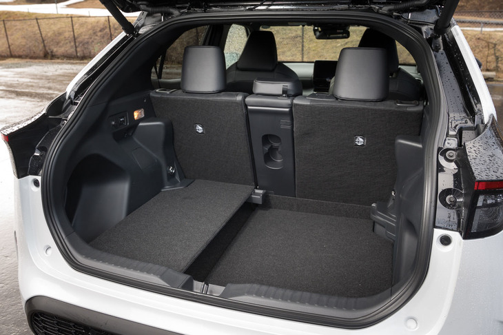 荷室容量は390リッター。上級グレードのFF車には6：4分割のアジャスタブルデッキボードが備わる。