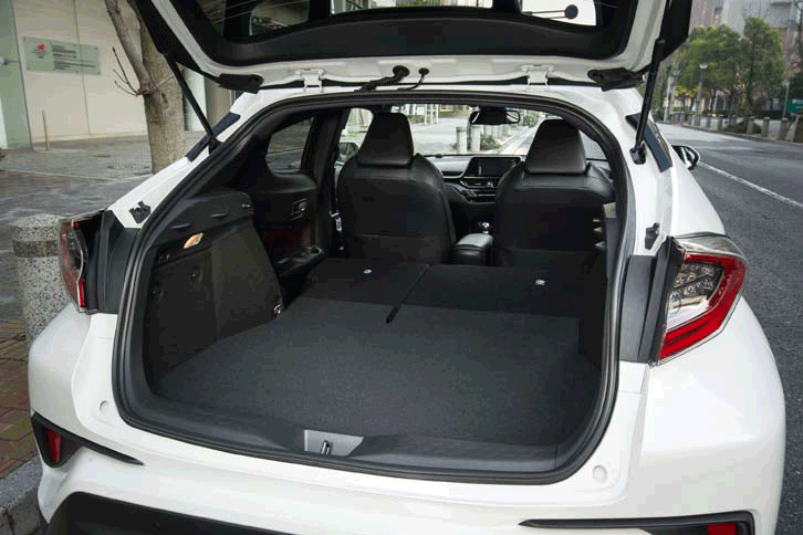 荷室の容量は318リッター。シートを倒すことで、1112リッターまで拡大できる。（写真をクリックすると、シートが倒れる様子が見られます）