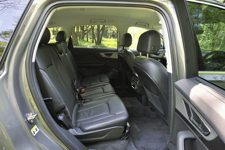 2列目シートは3分割されており、それぞれにリクライニング機構が備わるほか、前後方向に最大110mmスライドする。（クリックするとシートアレンジが見られます）