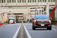 トルクフルな3.6リッターV6エンジンとトルコン式8段ATの組み合わせは、ストップ＆ゴーの多い街中の移動でも威力を発揮。加速はスムーズで力強く、一切、痛痒（つうよう）を感じることはない。