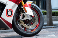ブレーキはブレンボ製で、前にはφ320mmのダブルディスク、後ろにはφ220mmのシングルディスクが装着される。
