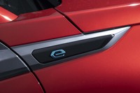 フロントフェンダーの後方には「e」エンブレムがレイアウトされる。