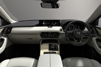 水平基調のダッシュボードや木目調パネル（最上級の「プレミアムモダン」は本木目）で落ち着いた雰囲気が演出された「CX-60」のインストゥルメントパネル。