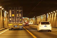 首都高湾岸線の東京港トンネルは大井出入口-臨海副都心出入口を結ぶ海底トンネル。写真は東行きのトンネル内部で、下り坂から上り坂になっている。