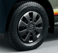 ガンメタリック塗装を施したフルホイールキャップ。