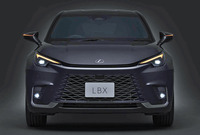 「ユニファイドスピンドル」と呼ばれるデザインが採用されたフロントフェイス。「低重心で見ごたえある存在感」が表現されている。