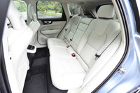 後席（写真）の背もたれは、60：40の分割可倒式。上級グレード「インスクリプション」には後席用のシートヒーターが備わる。