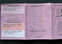 紙製免許証の裏側。左ページ上段は1回目の更新証明。下段の2枚は、引っ越しのたびに送付されてきたステッカー。中央に見える空欄は、旧制度において、毎年印紙を買っては貼るためのスペースだったという。