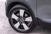 試乗車は前235/50R19、後ろ235/50R19サイズのピレリPゼロを装着していた。ブラック／ホワイトのカラーを採用した5本スポークホイールは、ホワイトのドアミラーカバーとセットでオプション設定となる。