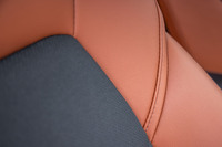 インテリアはテラコッタカラー（合成皮革）とブラック（レガーヌ）を組み合わせたカラーコーディネートを採用し、レトロな雰囲気とスポーティーさを際立たせている。これは「CX-30」や「マツダ3」でも共通している。