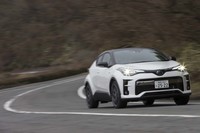 足まわりには専用チューニングのサスペンションを装着。フロントはマクファーソンストラット式、リアはダブルウイッシュボーン式。