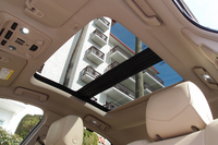 「CTSセダン プレミアム」には、サンシェード付きの大型サンルーフが備わる。