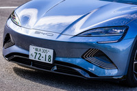 BEVらしいグリルレスのフロントまわりは、ヘッドランプと両サイド下部の開口部がX字となる「オーシャンエックスフェイス」と呼ばれるもの。前端からボンネットに向けた抑揚のある滑らかな面構成と、シャープなヘッドランプデザインが目を引く。