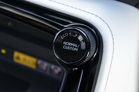 ドライブモードセレクターはセンタースクリーンとダッシュボードをつなぐスロープのへりにレイアウト。新型「トヨタ・ランドクルーザー」とよく似たポジションだ。