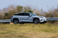 後輪を駆動するモーターには、許容回転数2万3000rpmの永久磁石式同期電動機を採用。「シール」より20N・mのトルクアップを実現している。